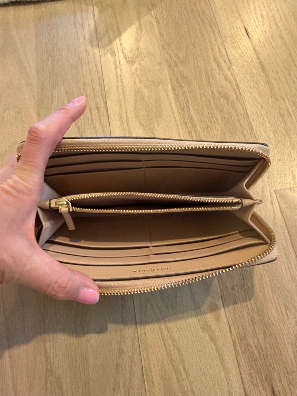 Tory Burch Quilted Zip Wallet in Light Beige with Gold Logo - Picture 2 of 3